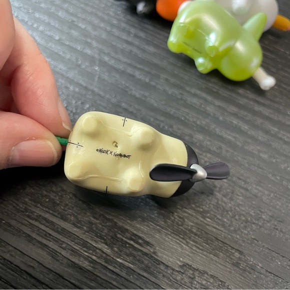 Kidrobot Frank Kozik Vinyl Smorking Labbit Figures - Picture 11 of 11